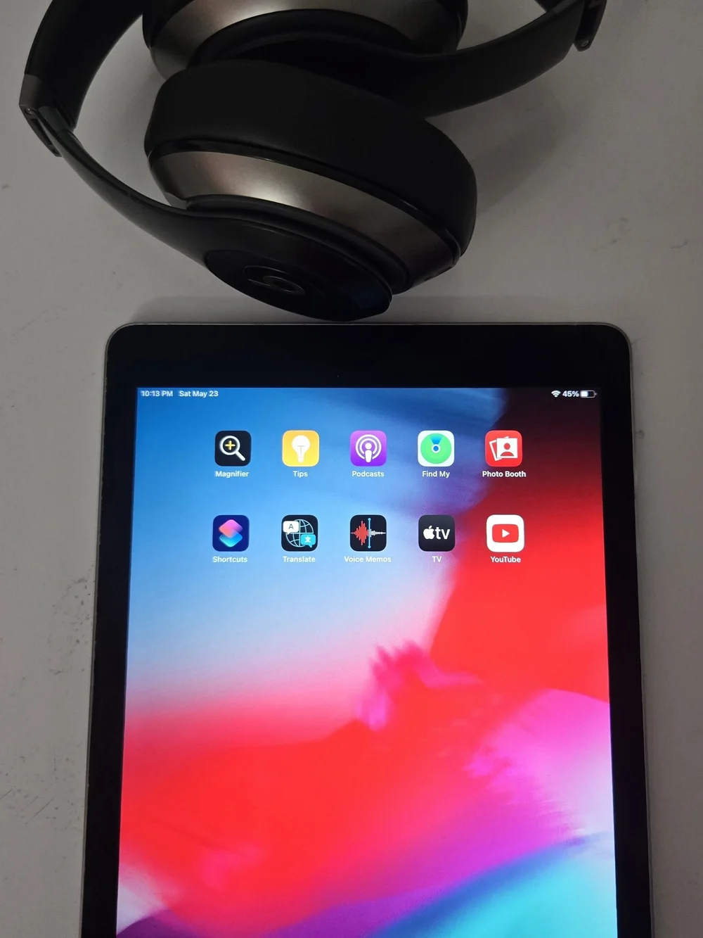 Apple iPad Air 2 64GB Unlucked Wifi & Bests By Dre Studio 2 Wirless Back